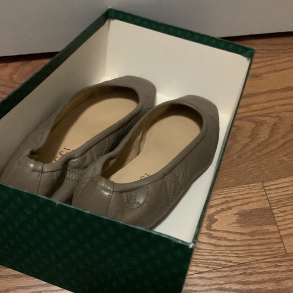 NWT gorgeous Taupe leather flats with stitching - Picture 5 of 6